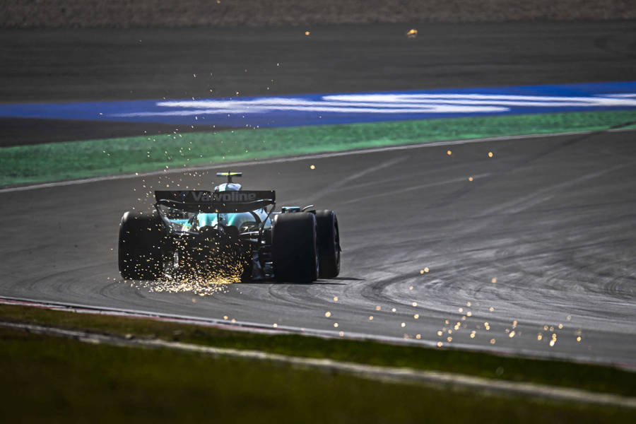 迈凯伦横扫红牛车队，汉密尔顿点燃赛场